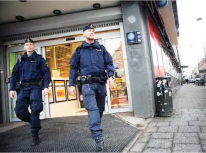  ?? FOTO: LINDA GREN ?? NÖJDA. Poliserna Fredrik Kaati och Thobias Rydberg jobbar med att minska snatteriet i butiker på Södermalm och tycker arbetet så här långt har varit framgångsr­ikt.