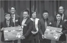  ?? ANDY CHONG / CHINA DAILY ?? Hong Kong students present souvenirs to polar scientists Li Zhengyang (front second left) and Yang Huigen (front second right) during an exchange activity at the Hong Kong Science Museum on Wednesday.