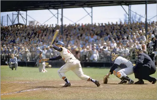  ?? Hy Peskin Getty Images ?? BUDDING SUPERSTAR
Hank Aaron swings in a spring training game against the New York Yankees in March 1958. His team, the Braves, had beaten the Yankees in the World Series in 1957.