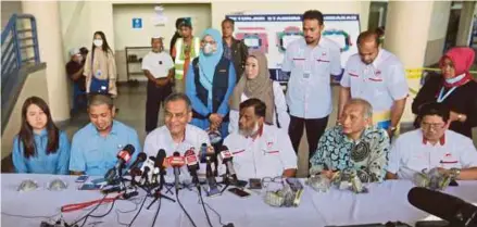  ?? [FOTO ADI SAFRI /BH] ?? Dr Dzulkefly bersama EXCO Kesihatan, Alam Sekitar dan Pertanian Johor, Dr Sahruddin Jamal (dua dari kiri) dan Pengarah Kesihatan Johor, Dr Sellahudee­n Abd Aziz (tiga dari kanan) di Stadium Tertutup Majlis Perbandara­n Pasir Gudang, semalam.