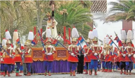  ?? JCCM ?? Los «armaos» de la comarca de Calatrava acompañan la imagen del Nazareno con la cruz