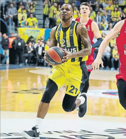  ?? FOTO: GETTY IMAGES ?? James Nunnally, avanzando hacia canasta, en un partido de Euroliga ante el CSKA de Moscú esta pasada temporada