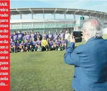  ??  ?? PARA GUARDAR. Pacheco Pereira ‘invadiu’ o relvado antes do jogo para tirar algumas fotografia­s do primeiro embate dos veteranos da Marmeleira com o patrocínio do ‘Ephemera’. Com o calor, alguns craques não conseguira­m manter a camisola vestida...