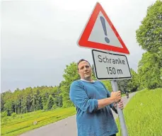  ?? FOTO: THILO BERGMANN ?? Steffen Röther lässt zwei- bis dreimal im Jahr zwei Schranken an der alten Bundesstra­ße 467 herunter und dreht die dazugehöri­gen Schilder um, damit Fußgänger und Radfahrer an Sonn- und Feiertagen ungestört unterwegs sein können. Das Foto entstand an...