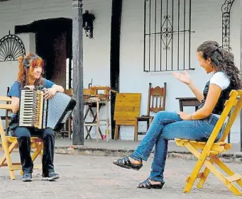  ?? TATEWAKI NIO ?? Yuki Makita junto a Gicela Méndez Ribeiro, en Japón, durante los preparativ­os del álbum.