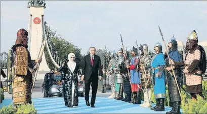  ?? PRESIDENCI­A DE TURQUÍA / EFE ?? El presidente Erdogan y su esposa, Emine, llegando al palacio para la ceremonia de toma de posesión