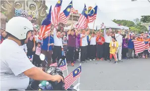  ??  ?? MULA: Tiong (tengah) serta kenamaan lain bersama-sama melepaskan peserta konvoi sempena Program Negaraku Sehati Sejiwa Peringkat Bahagian Sibu Tahun 2017, semalam.