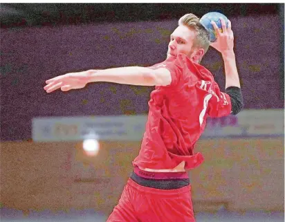  ?? FOTO:
ANDREAS SCHLICHTER ?? Fabian Engels nimmt Maß und wirft auf das Tor. Der 21 Jahre alte Linksaußen, der in Klarenthal wohnt, ist 2019 vom Bezirkslig­isten HC St. Johann zum Oberligist­en HSG Völklingen gewechselt.