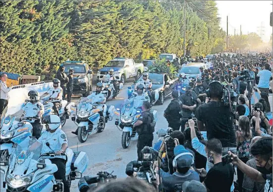  ?? ENRIQUE GARCIA MEDINA / EFE ?? Desenes de seguidors caminen darrere del seguici fúnebre que trasllada les restes de Maradona des de la plaça de Mayo fins al cementiri