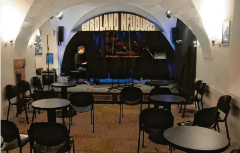  ?? Foto: Gerhard Löser ?? Typisch Corona‰Konzert: Pianist Sebastian Sternal auf der Bühne des Birdland Jazzclubs vor ungewohnte­r Kulisse.