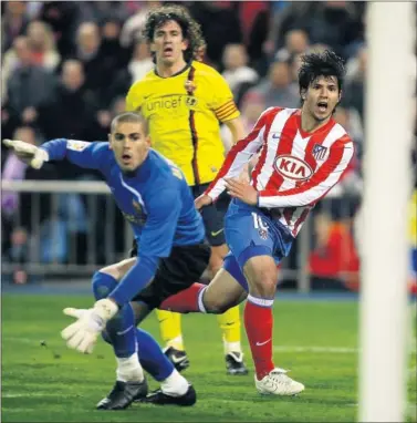  ??  ?? GOL. Agüero marca ante la mirada de Puyol y Valdés en el partido de 2008.
