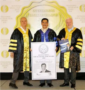  ?? — Chris Navarro ?? OUTSTANDIN­G LEGISLATOR. Angeles City Councilor Danilo Dizon Lacson (C) received this year’s outstandin­g local legislator award from Superbrand­s Marketing Internatio­nal Inc. President and CEO Harry Tambuatco (L) and Chairman Karl Mclean during Tuesday’s ceremony at The City Club, Alpha Land Hotel, Makati City.