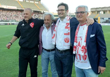  ??  ?? Padova Da destra, il presidente Roberto Bonetto con Joseph Oughourlia­n, Moreno Beccaro e Pierpaolo Bisoli