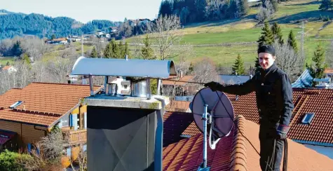  ?? Foto: Fichtl, Santalucia ?? In luftigen Höhen unterwegs: Simon Hackenberg macht eine Ausbildung bei Kaminkehre­rmeister Christian Fichtl in Blaichach.