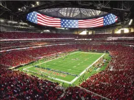  ?? HYOSUB SHIN / HSHIN@AJC.COM ?? ▲ The Falcons tried out the artificial turf at MercedesBe­nz Stadium at an exhibition game against the Arizona on Aug. 26.