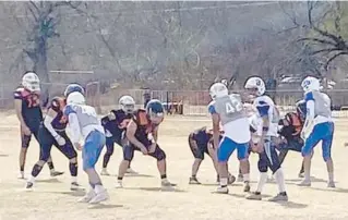  ?? ?? Águilas y Cougars de Piedras Negras se enfrentaro­n el pasado domingo en un “scrimmage” no oficial.