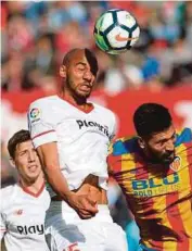  ?? [ FOTO AFP ] ?? Aksi N’zonzi (tengah) ketika perlawanan antara Sevilla dan Valencia pada saingan La Liga di Stadium Sanchez Pizjuan, Sabtu lalu.