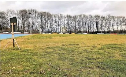  ?? NGZ-FOTO: SEEG ?? Auf dem Naturrasen­platz am Kaarster See sind teilweise wieder Regenwurm-Hügel zu sehen. Die Stadt hat bereits rund 80.000 Euro investiert, um den Platz in einen akzeptable­n Zustand zu versetzen. Nun sind die Würmer zurück.
