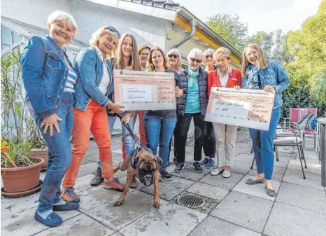  ?? FOTO: CHRISTIAN FLEMMING ?? Je 1000 Euro spenden die Frauen von Inner Wheel an das Tierheim Lindau und den Verein „Frauen in Not“. Das Geld stammt aus dem Erlös eines Basars. Es freuen sich (von links): Ingrid Thumerer, Petra Seidl, Anna Lena Blaschke, Renate Poralla, Christine Günthör, Monika Birk, Marianne Paffenholz, Cornelia Breitwiese­r, Wibke Zimmer-Höckel und Claudia Donné. Und natürlich auch der zweijährig­e Boxer Max.