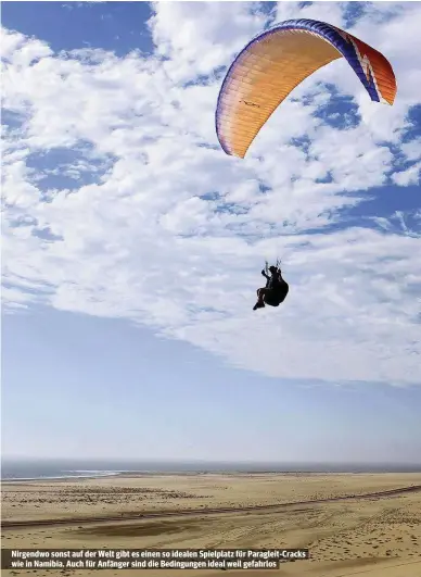  ??  ?? Nirgendwo sonst auf der Welt gibt es einen so idealen Spielplatz für Paragleit-Cracks wie in Namibia. Auch für Anfänger sind die Bedingunge­n ideal weil gefahrlos