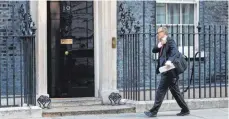  ?? FOTO: MATT CROSSICK/IMAGO IMAGES ?? Dominic Cummings auf dem Weg zu Boris Johnson in der Downing Street 10: Der Chefberate­r des Premiers gibt auf.