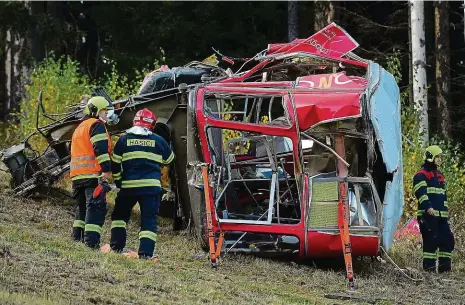  ?? Foto: Ota Bartovský, MAFRA ?? Místo tragédie Hasiči a záchranáři u kabiny rozdrcené po pádu z lanovky na Ještěd. Uvnitř zahynul průvodčí.