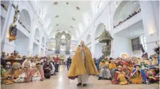  ?? FOTO: KNA ?? Rudolf Voderholze­r, der Bischof von Regensburg, begrüßt die Sternsinge­r in der Basilika Sankt Anna.