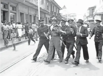  ??  ?? Una escena de la la manifestac­ión contra el tratado de límites con Panamá, publicada el 6 de setiembre de 1938. Fotografía: Mario Roa.