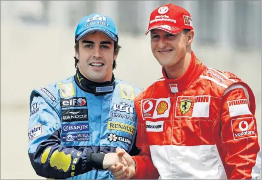  ??  ?? PIE DE FOTO. Texto pie de foto. DOS MITOS DE LA F1. Fernando Alonso y Michael Schumacher libraron preciosas batallas en los años que coincidier­on en el Mundial.