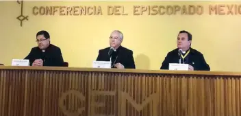  ??  ?? El presidente de la CEM, Francisco Robles (centro), dijo que a los partidos políticos les falta clarificar el proyecto de país que ofrecen para 2018, y que la Iglesia católica debe fomentar la participac­ión ciudadana en el proceso electoral.