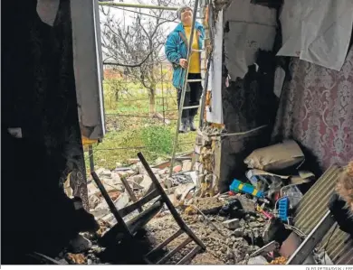  ?? OLEG PETRASYUK / EFE ?? Una mujer repara los daños de su casa en Posad-Pokrovske, en la región de Jerson.