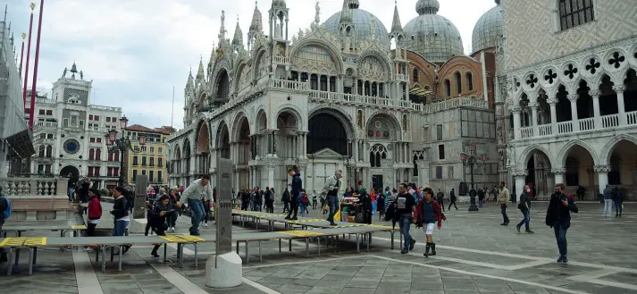  ?? (foto Vision) ?? Passerelle
Passerelle d’ordinanza approntate in piazza San Marco in vista dell’acqua alta di ieri ma non sono servite, la piazza è rimasta all’asciutto