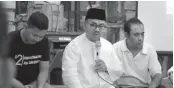  ?? TIM PEMENANGAN SUDIRMAN-IDA FOR JAWA POS ?? BERI APRESIASI: Sudirman Said berdiskusi dengan pedagang Pasar Johar di Jalan Soekarno-Hatta, Semarang, kemarin (12/6).