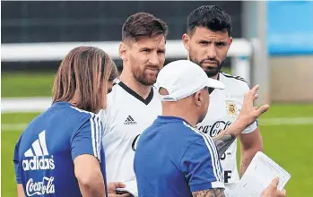  ?? /EFE ?? Jorge Sampaoli (seg. der.) dialoga con Messi, Agüero (der.) y Sebastián Beccacece (izq.).