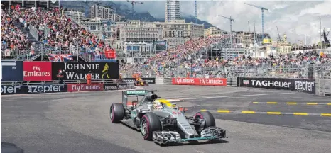  ?? FOTO: DPA ?? Hafenrundf­ahrt zum 44. Karriere-Erfolg: Lewis Hamilton, Formel-1-Weltmeiste­r, in Monte Carlo.