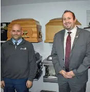  ?? - Acadie Nouvelle: Stéphane Paquette ?? Le directeur de funéraille­s Mario Richard et le directeur général de la Coopérativ­e funéraire Passage, Mathieu LeBlanc.