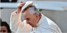  ?? Foto: A. Tarantino, dpa ?? Hier siehst du Papst Franziskus, der seit 2013 das Oberhaupt der katholisch­en Kirche ist. Auf diesem Bild wechselt er gerade sein Pileolus Käppchen.