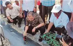  ?? FOTO: ?? MOHD Isa menanam anak benih tembikai.