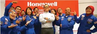  ?? SUSILO/JAWA POS ?? ANTUSIAS: Sepuluh guru peserta pelatihan astronot dan Anton Susanto, manager corporate communicat­ions Honeywell Indonesia (tengah), di USSRC, Alabama. Foto kiri, wartawan Jawa Pos ikut menjajal simulator antigravit­asi.