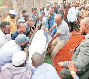  ??  ?? ORANG ramai mengangkat jenazah Feisal Ahmed Rashid yang maut dalam serangan ke atas sebuah pekarangan hotel mewah, di tanah perkuburan Islam Langata, di Nairobi, Kenya pada Rabu.