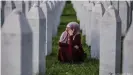  ??  ?? Trauer in der Gedenkstäd­te für die 8000 Opfer des Massakers, das bosnische Serben im Juli 1995 in Srebrenica verübten