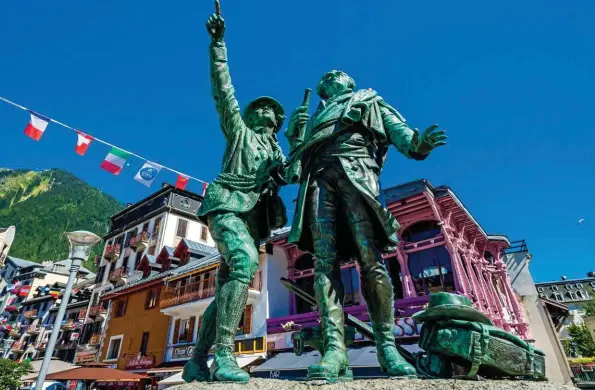  ??  ?? Dans le centre de Chamonix, statue représenta­nt le guide chamoniard Jacques Balmat, auteur de la première ascension du mont Blanc avec le docteur Paccard en 1786, qui montre ici la voie au savant suisse HoraceBéné­dict de Saussure. Ce dernier réussira...