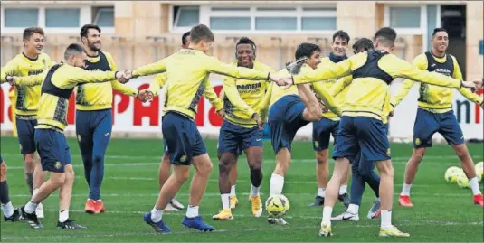  ??  ?? Los jugadores del Villarreal, con Gerard Moreno en el centro, en un ejercicio antes de la última sesión de la semana.