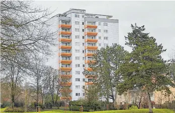  ?? FOTO: ELKE OBSER ?? Was tun, wenn es im Hochhaus Corona-fälle gibt, wie hier in der Unteren Breite? Die Betroffene­n müssen auf jeden Fall in ihrer Wohnung bleiben und dürfen nicht mit dem Aufzug fahren.