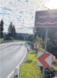  ?? FOTO: PAULINA STUMM ?? Die Brücke in Herfatz bei Wangen muss erneuert werden. Dafür muss die darüber verlaufend­e Bundesstra­ße 32 voraussich­tlich für mehrere Monate gesperrt werden.