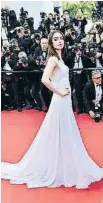  ?? ALBERTO PIZZOLI / AFP ?? Expectació­n. La actriz británica Lily Collins, ayer en la alfombra