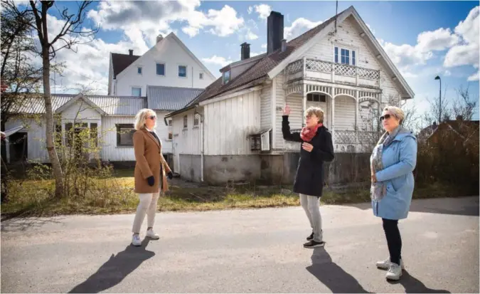  ?? FOTO: KJARTAN BJELLAND ?? Jorunn Solgaard, Beth Repstad og Randi Føreland Hansen i Lunde vel har sett seg grundig lei på huset som står til forfalls langs Lundeveien i Søgne.