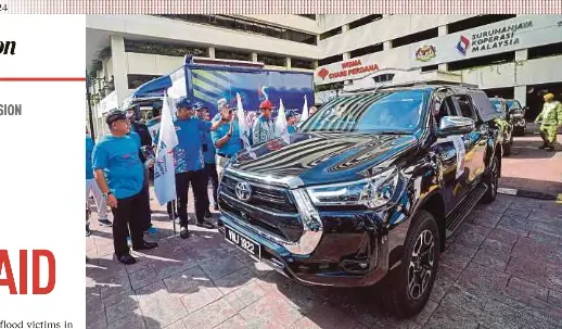  ?? BERNAMA PIC ?? Deputy Minister of Entreprene­ur and Cooperativ­es Developmen­t Datuk Seri R. Ramanan (second from left) during the flagging-off ceremony at the launch of the Skuad Ihsan Madani SKM Prihatin and Gerakan Koperasi initiative­s in Kuala Lumpur on Thursday.