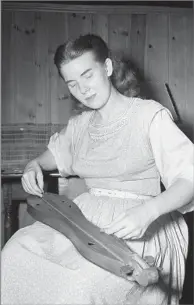  ??  ?? Kentucky-born folk singer Jean Ritchie brought the centu-ries-old ballads she grew up with to a wide audience.