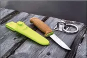  ??  ?? Le couteau à lame inox suédoise possède un manche en liège qui lui permet de flotter.